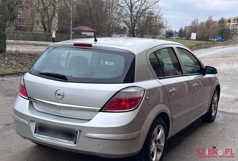 2005' Opel Astra 1.6 Edition photo #4
