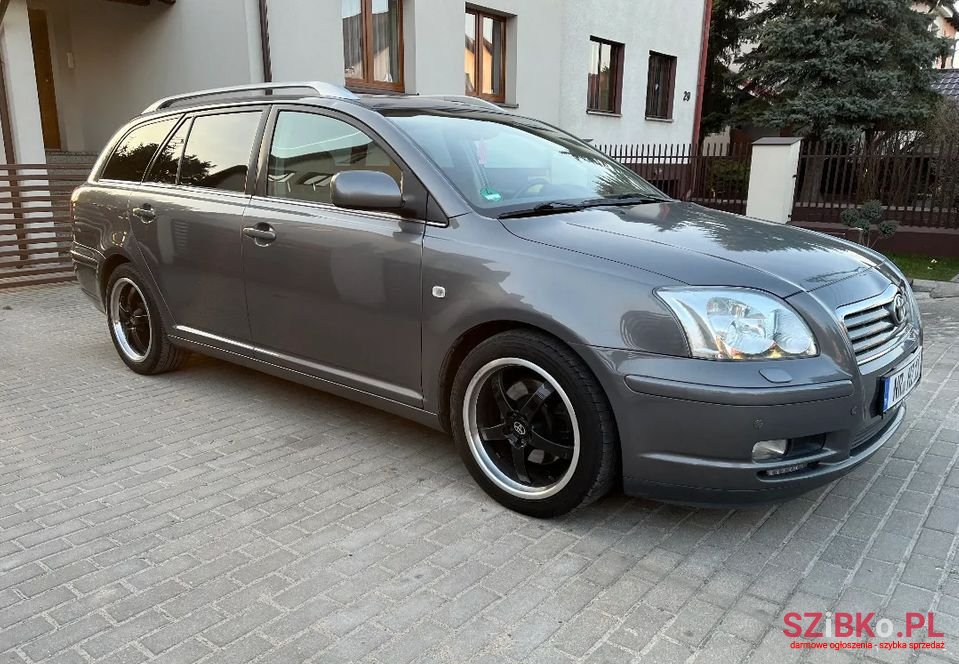 2004' Toyota Avensis photo #4