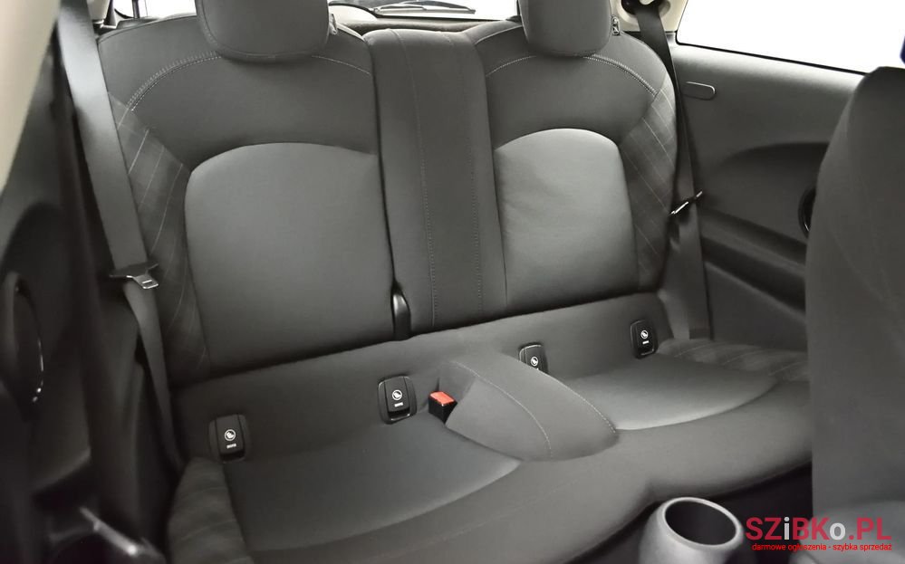 2018' MINI Cooper Standard photo #5