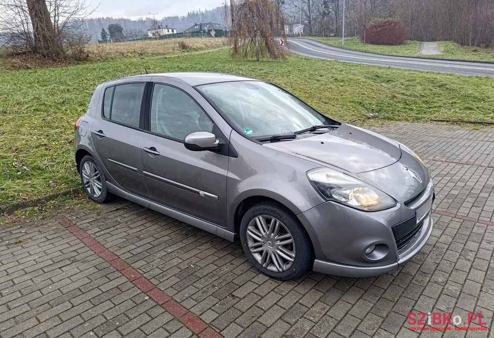 2010' Renault Clio photo #2