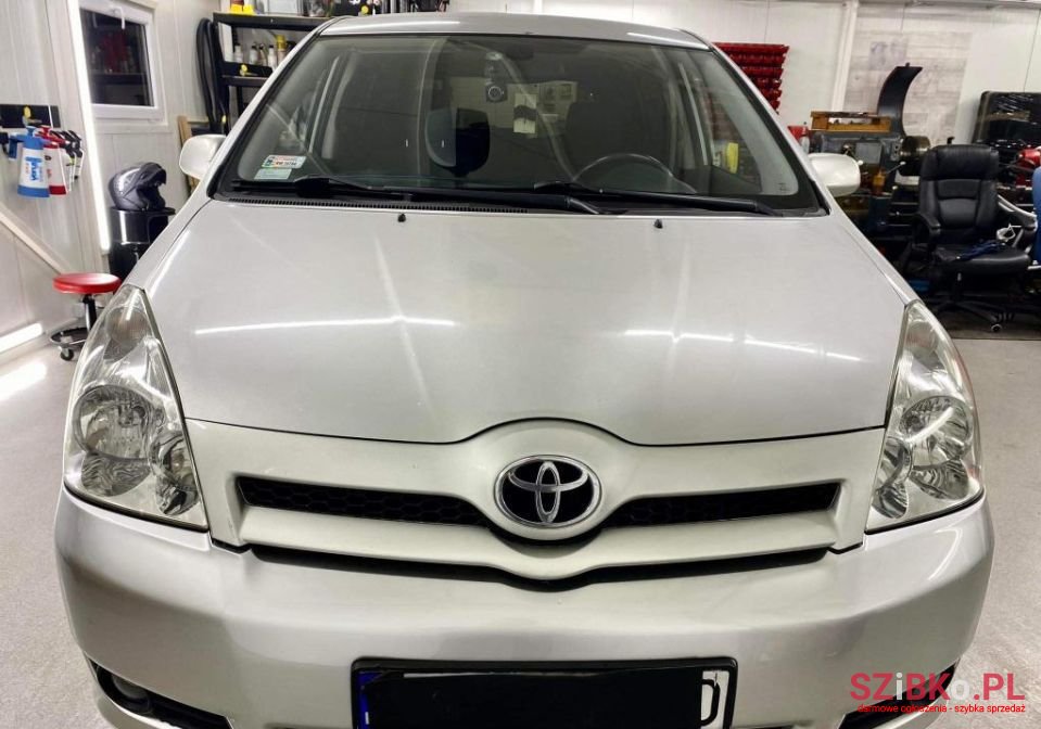 2004' Toyota Corolla Verso photo #3