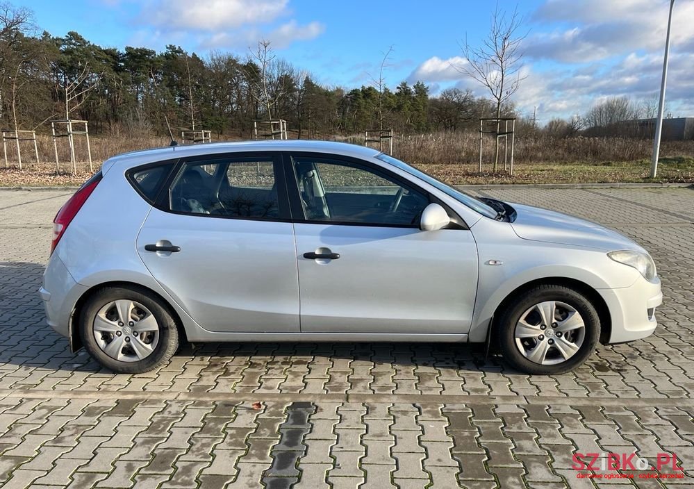 2010' Hyundai i30 1.6 Crdi Classic photo #2