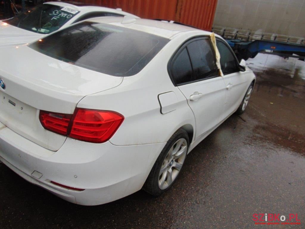 2015' BMW 3 Series 320 photo #3