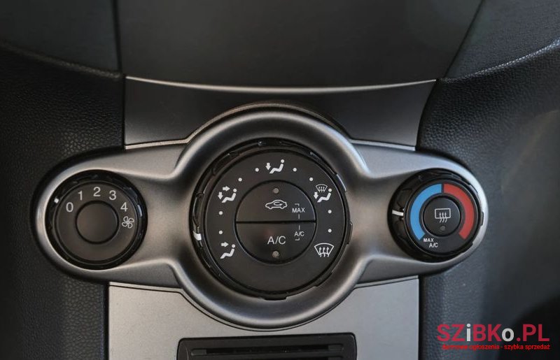 2011' Ford Fiesta photo #4