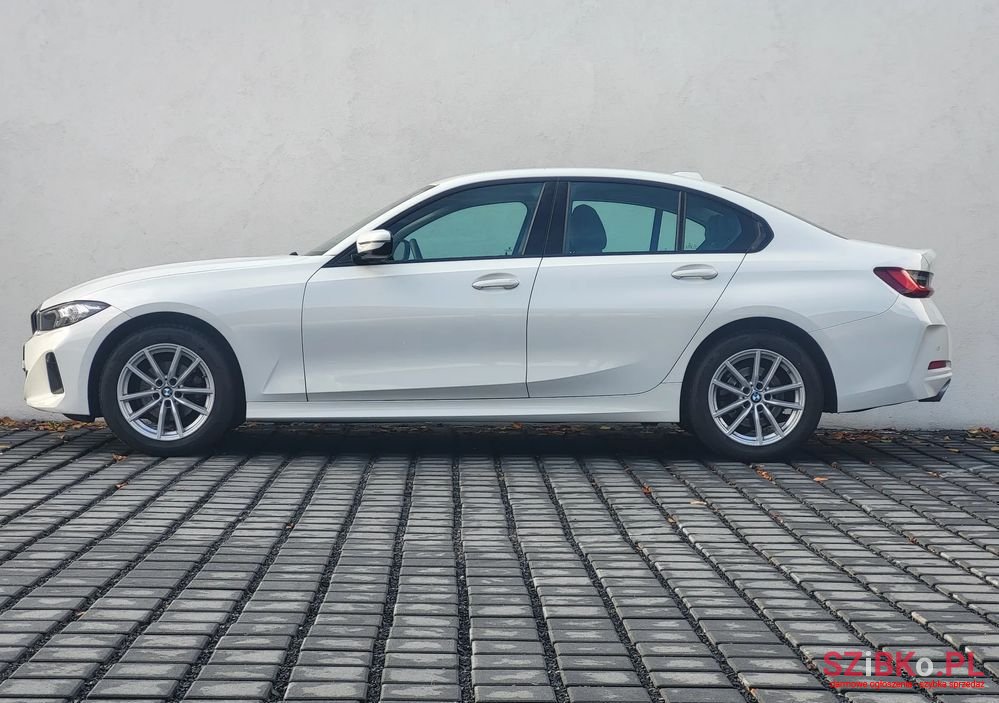 2022' BMW 3 Series 318I photo #2