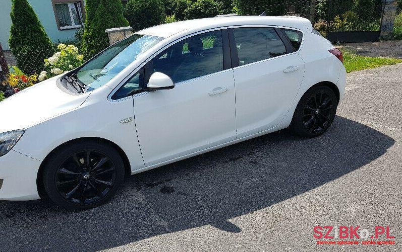 2010' Opel Astra photo #1