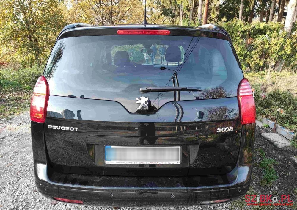 2011' Peugeot 5008 photo #2