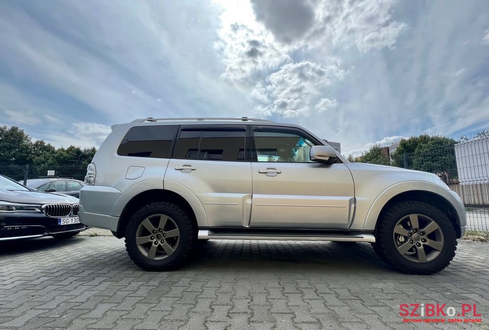 2007' Mitsubishi Pajero photo #1