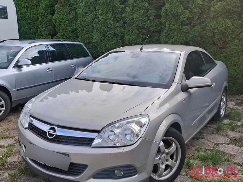 2007' Opel Astra Twintop photo #1