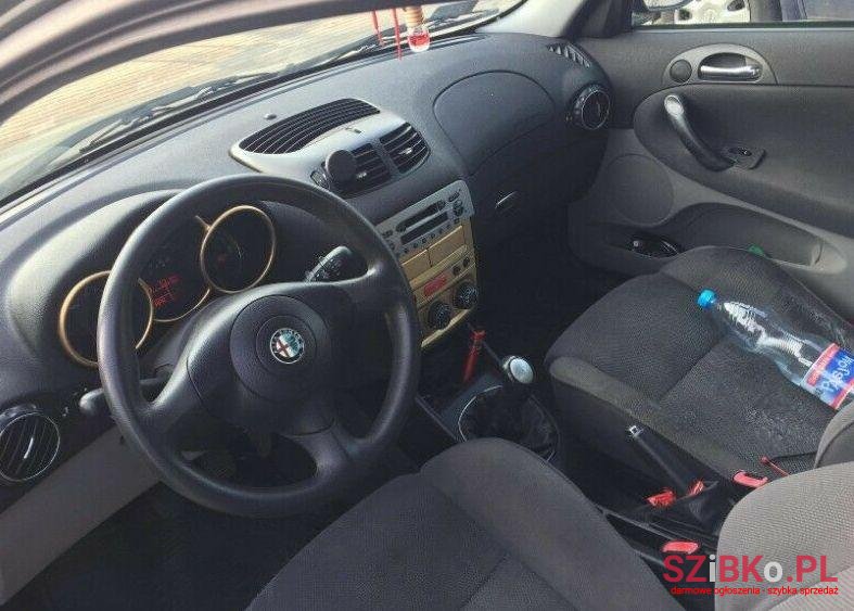 2001' Alfa Romeo 147 photo #1