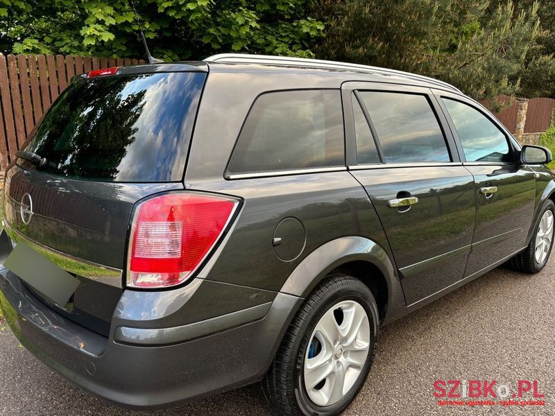 2010' Opel Astra 1.8 Caravan photo #2