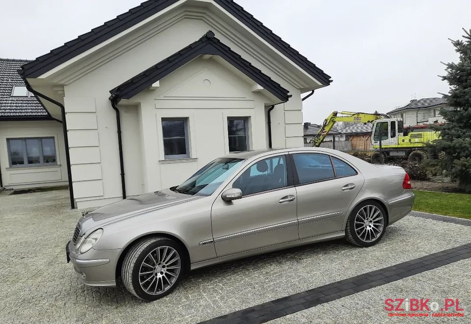 2004' Mercedes-Benz Klasa E photo #1