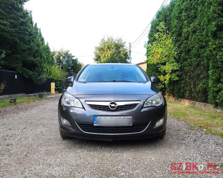 2012' Opel Astra photo #1