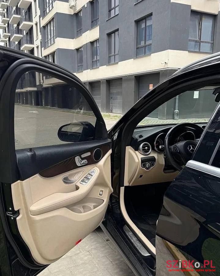 2018' Mercedes-Benz GLC 300 4-Matic photo #6