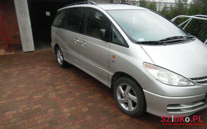 2002' Toyota Previa photo #1