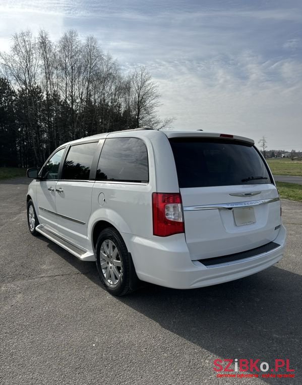 2016' Chrysler Town & Country 3.6 Touring photo #3