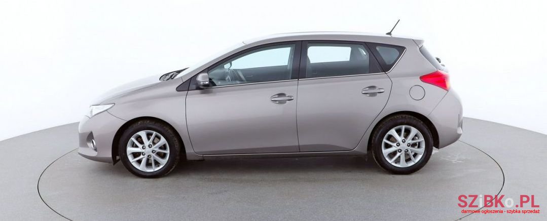 2013' Toyota Auris photo #2