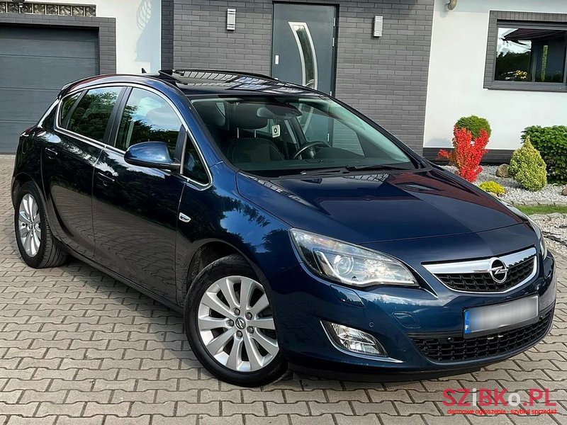 2010' Opel Astra photo #2