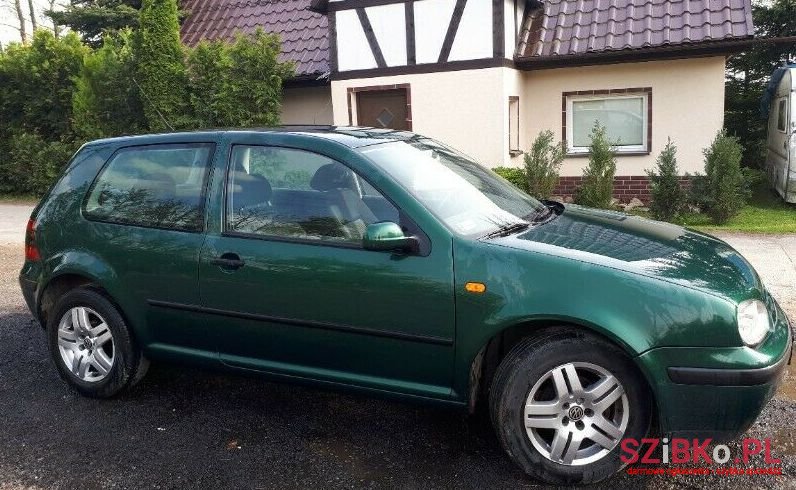 2002' Volkswagen Golf photo #1