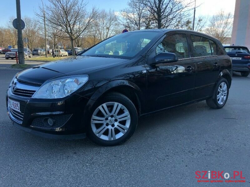 2010' Opel Astra photo #2