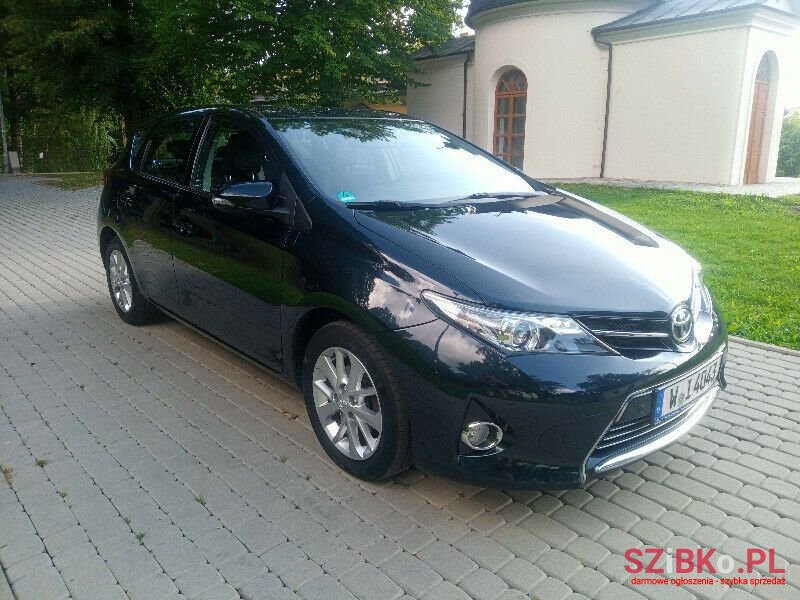 2013' Toyota Auris photo #2