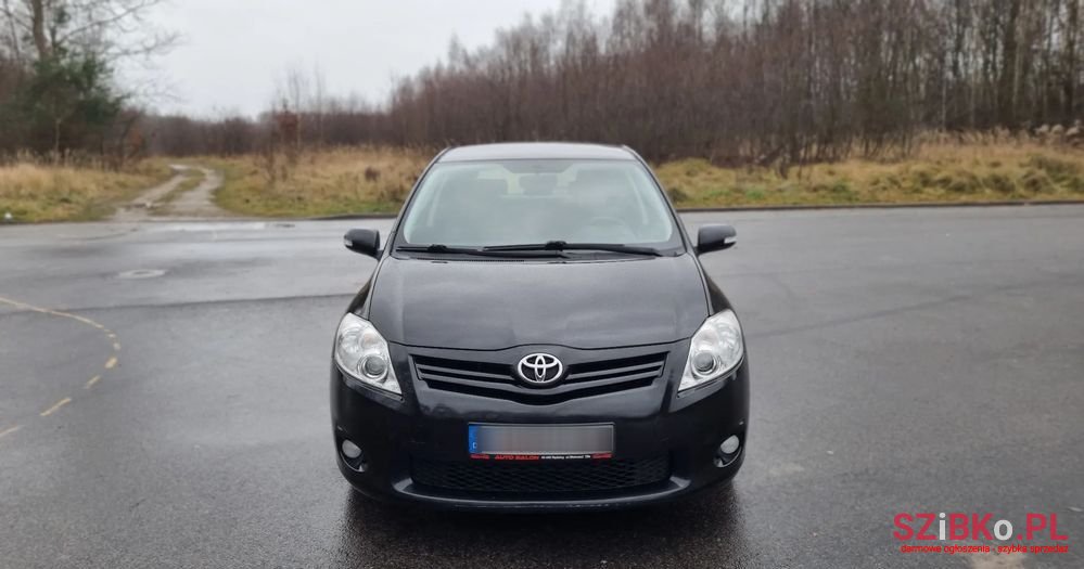 2011' Toyota Auris photo #2