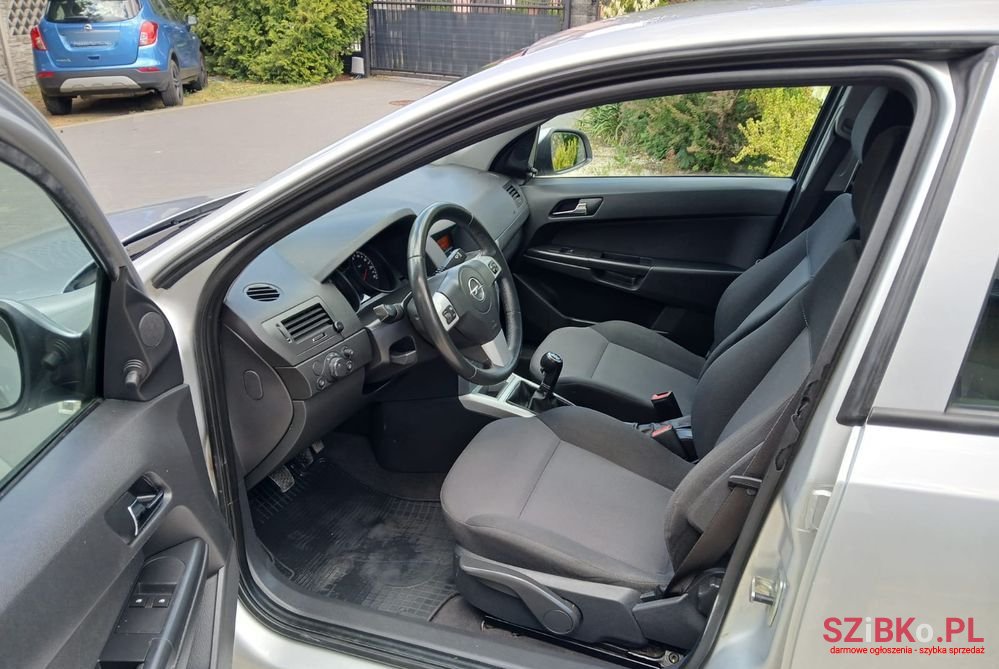 2010' Opel Astra 1.6 photo #3