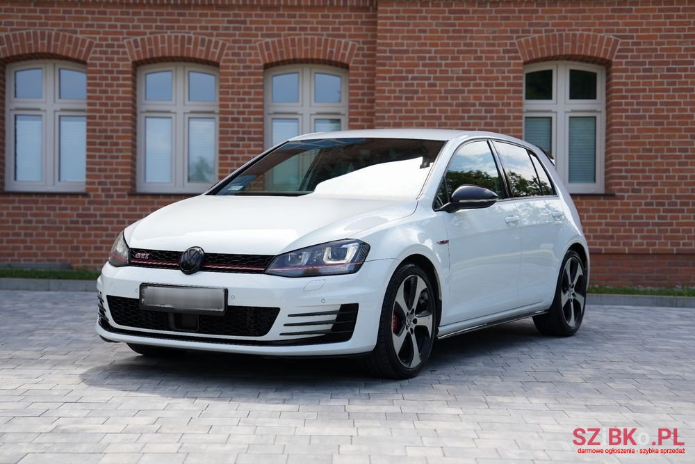 2015' Volkswagen Golf photo #2