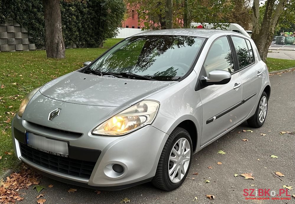 2011' Renault Clio photo #3