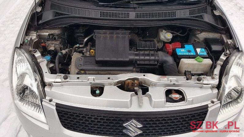 2010' Suzuki Swift photo #3