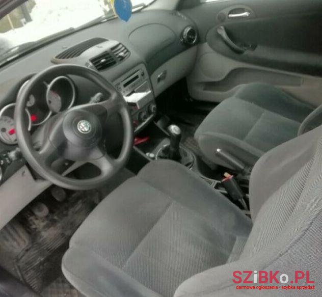 2001' Alfa Romeo 147 photo #2