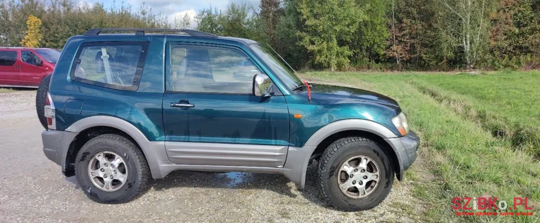 2001' Mitsubishi Pajero photo #2