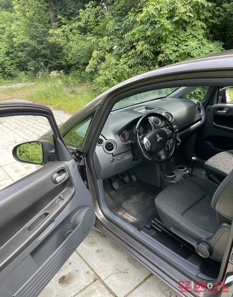 2011' Mitsubishi Colt photo #6