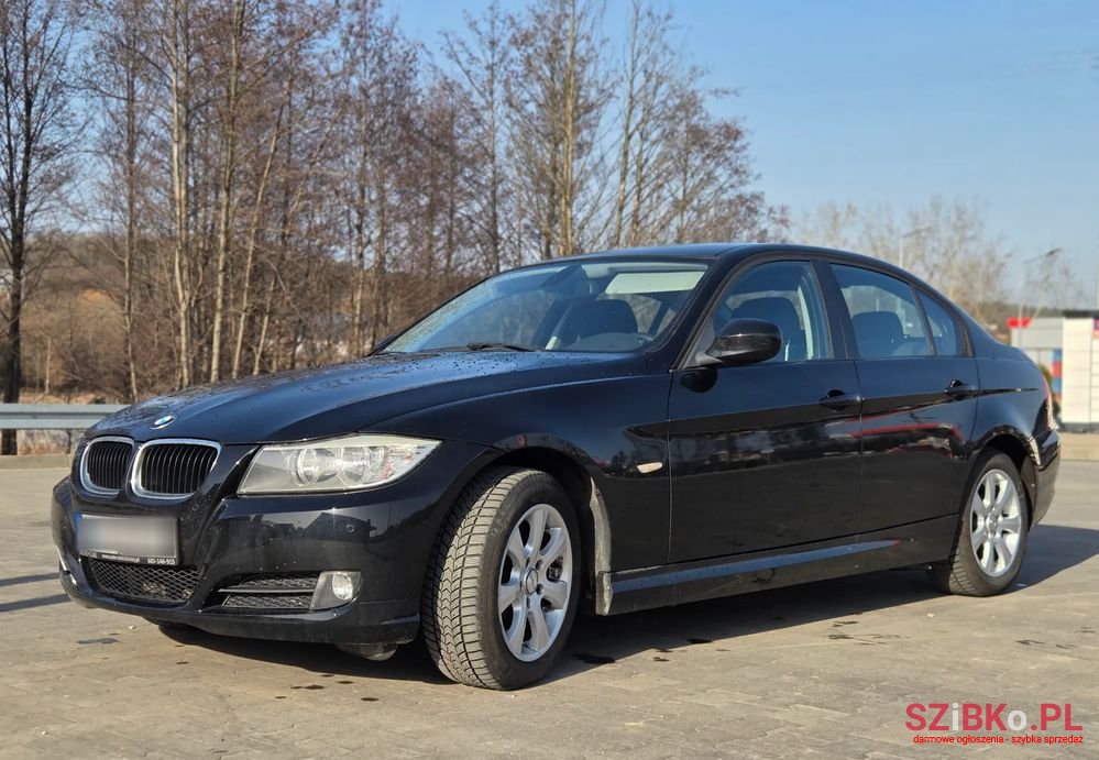 2010' BMW 3 Series 318I photo #3