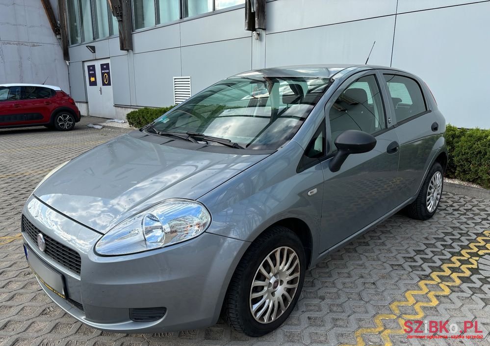 2011' Fiat Punto photo #1