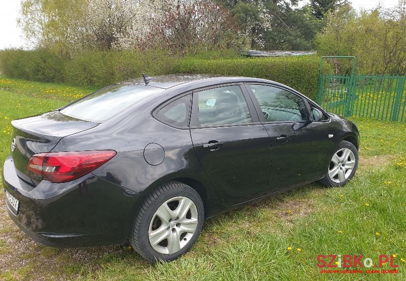 2014' Opel Astra photo #2