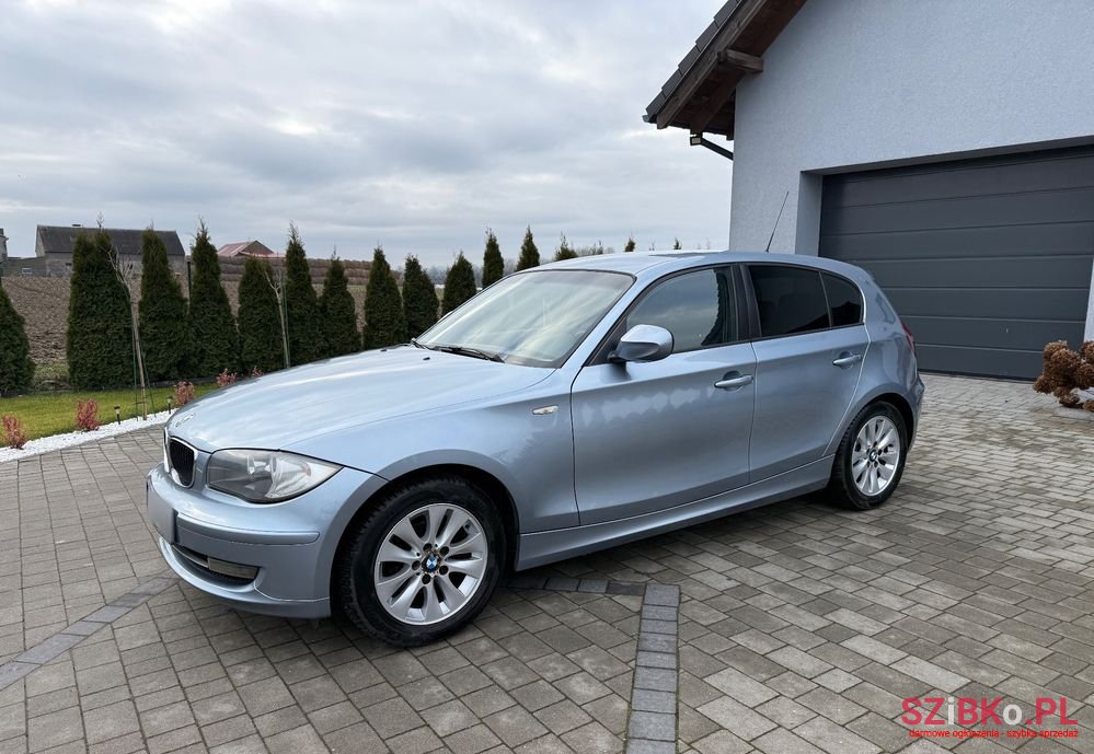 2009' BMW 1 Series 116I photo #1