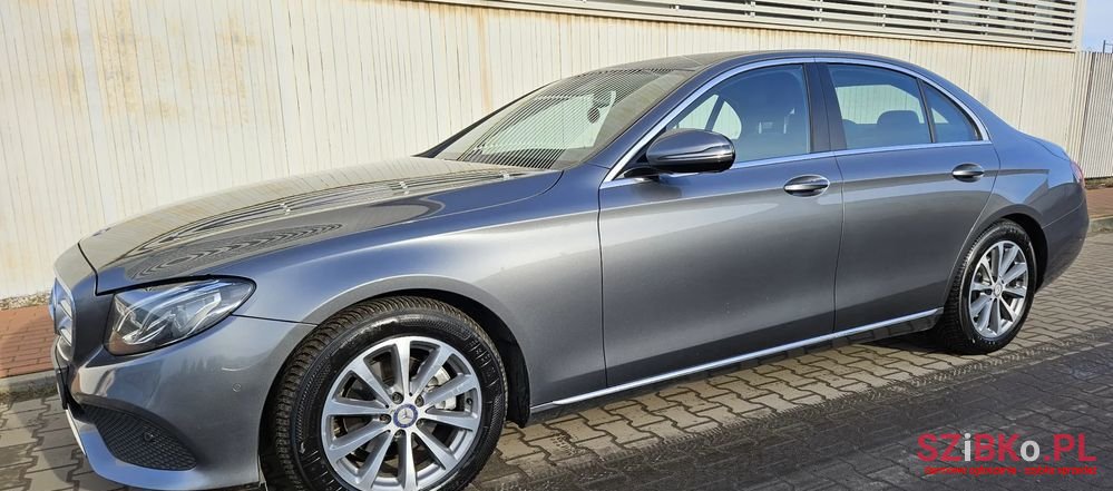 2016' Mercedes-Benz E-Class 200 9G-Tronic photo #6