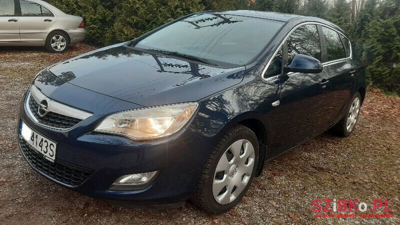 2010' Opel Astra photo #2