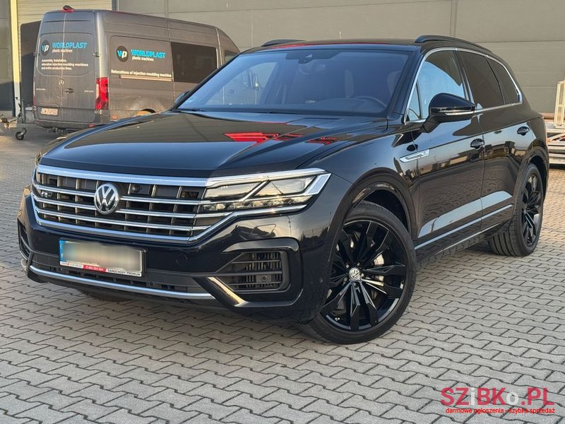 2019' Volkswagen Touareg photo #1