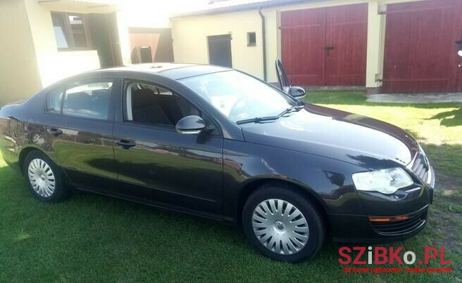 2005' Volkswagen Passat photo #2