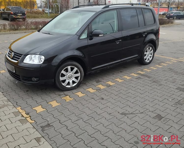 2006' Volkswagen Touran 2.0 Tdi Trendline photo #2