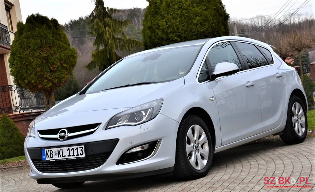2014' Opel Astra photo #2