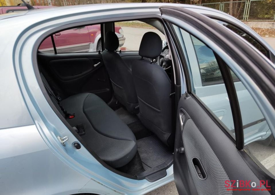 2004' Toyota Yaris photo #6