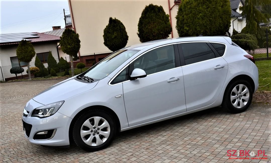 2014' Opel Astra photo #5