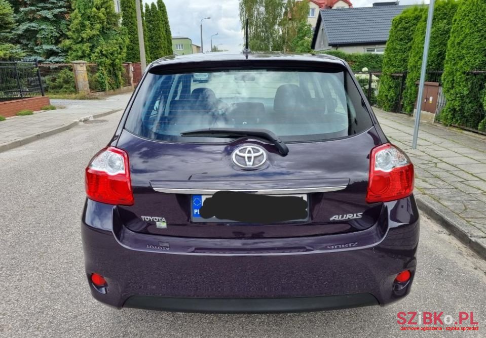 2011' Toyota Auris photo #6
