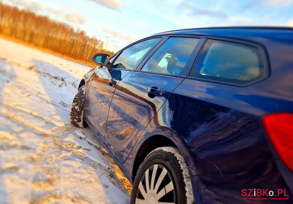 2014' Opel Astra photo #2