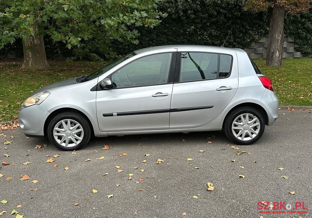 2011' Renault Clio photo #5