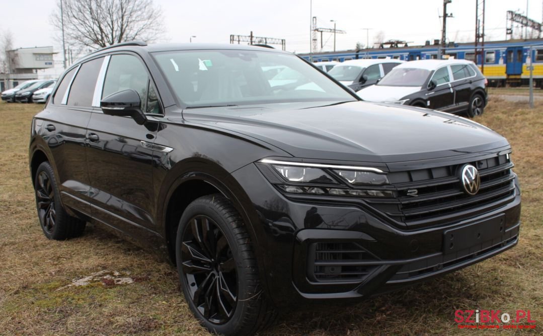 2023' Volkswagen Touareg photo #3