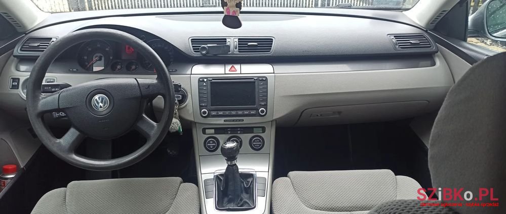 2005' Volkswagen Passat photo #3